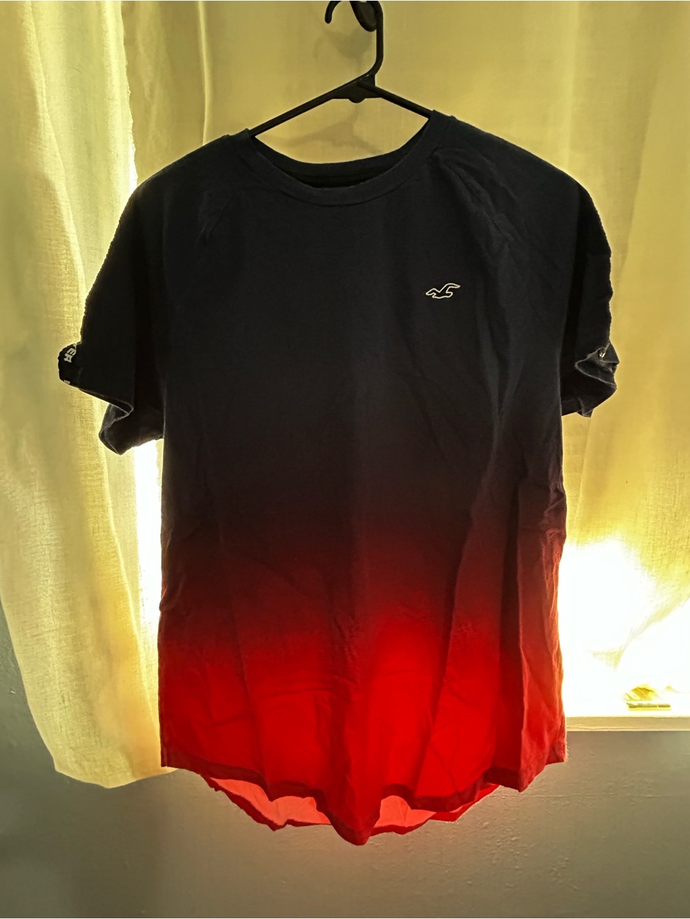 Hollister Men's Ombre Navy to Red Crew Neck T-Shirt